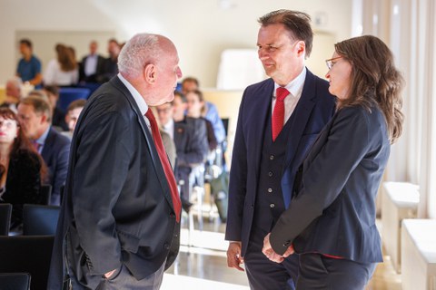 Zu sehen sind Prof. Milbradt, Prof. Schefczyk, Maja Schefczyk 
