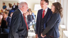 Zu sehen sind Prof. Milbradt, Prof. Schefczyk, Maja Schefczyk 
