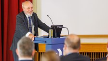 Zu sehen ist Prof. Sinn bei einer Rede