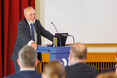 Zu sehen ist Prof. Sinn bei einer Rede