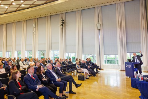 Zu sehen ist das Auditorium bei der Abschiedsveranstaltung für Prof. Milbradt