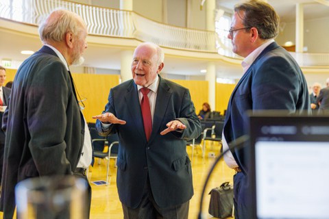 Zu sehen sind Prof. Sinn, Prof. Milbradt und Prof. Leßmann