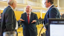 Zu sehen sind Prof. Sinn, Prof. Milbradt und Prof. Leßmann