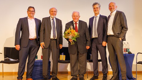 Zu sehen sind Prof. Leßmann, Prof. Sinn, Prof. Milbradt, Prof. Becker und Prof. Thum 