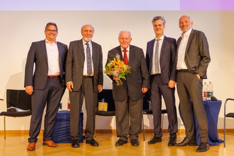 Zu sehen sind Prof. Leßmann, Prof. Sinn, Prof. Milbradt, Prof. Becker und Prof. Thum 