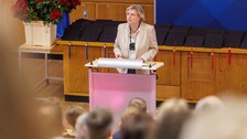 Es ist die Prorektorin Forschung zu sehen, die ein Grußwort hält