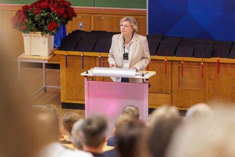 Es ist die Prorektorin Forschung zu sehen, die ein Grußwort hält