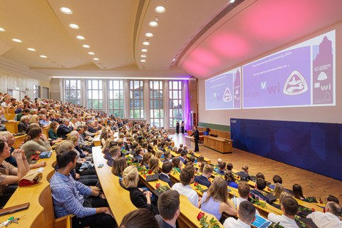 Es ist ein gut gefüllter Hörsaal bei der Absolventenverabschiedung zu sehen