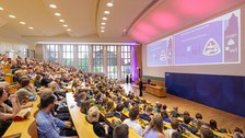 Es ist ein gut gefüllter Hörsaal bei der Absolventenverabschiedung zu sehen
