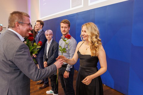 Zu sehen ist Prof. Dobler bei der Rosenübergabe