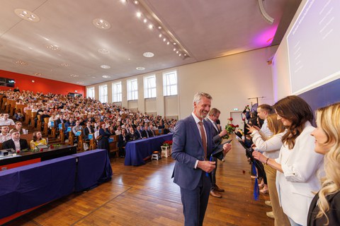 ZU sehen ist Prof. Kemitz bei der Rosenübergabe