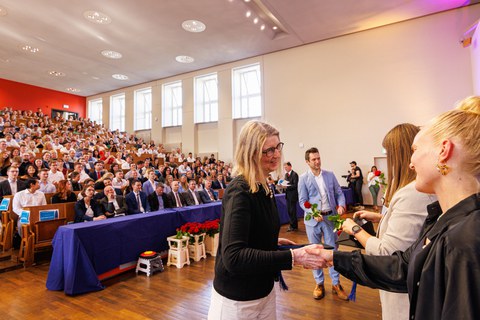 Zu sehen ist Prof. Fürstenau bei der Rosenübergabe