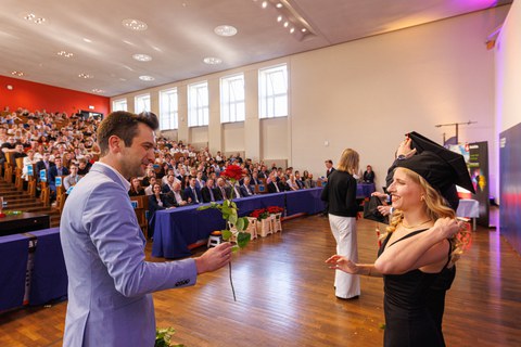Zu sehen ist Prof. Schäfer bei der Hutübergabe
