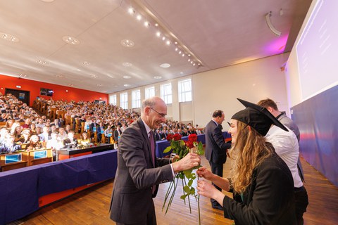 Zu sehen ist Prof. Lasch bei der Hutübergabe