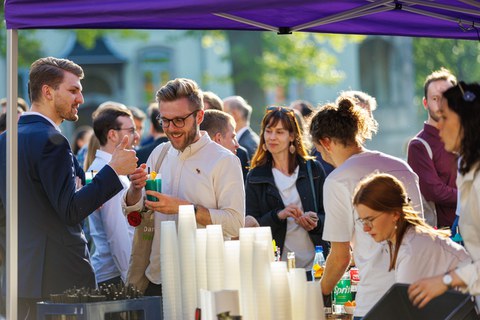 Zu sehen ist das Fest bei der Absolventenverabschiedung