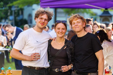 Zu sehen ist das Fest bei der Absolventenverabschiedung