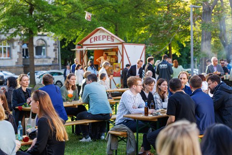 Zu sehen ist das Fest bei der Absolventenverabschiedung
