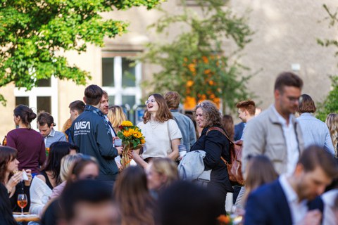 Zu sehen ist das Fest bei der Absolventenverabschiedung