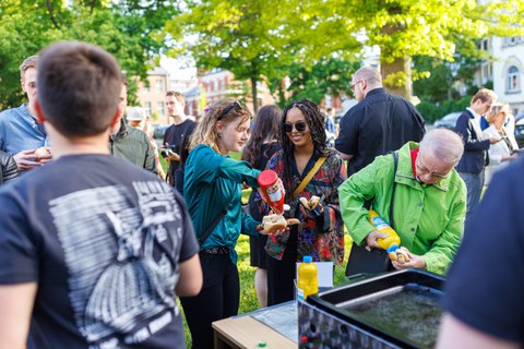 Zu sehen ist das Fest bei der Absolventenverabschiedung
