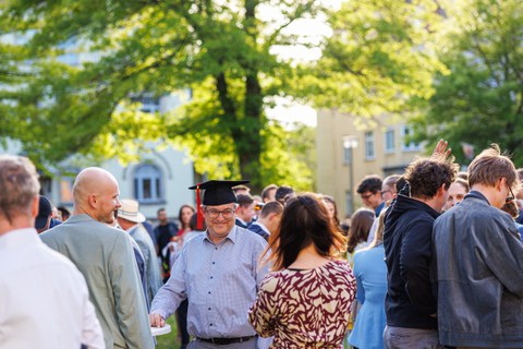 Zu sehen ist das Fest bei der Absolventenverabschiedung