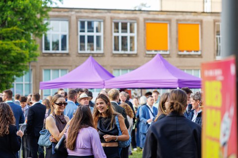 Zu sehen ist das Fest bei der Absolventenverabschiedung