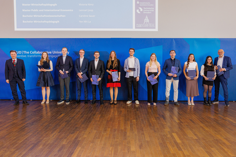Zu sehen sind die auf der Absolventenverabschiedung ausgezeichneten besten Absolvent:innen 2026