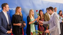 ZU sehen ist Prof. Schäfer bei der Übergabe von Rosen