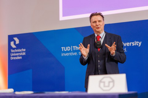Zu sehen ist Prof. Schefczyk