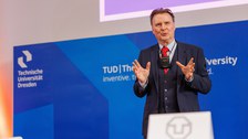 Zu sehen ist Prof. Schefczyk