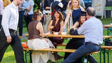Zu sehen sind Absolventen bei einem Fest