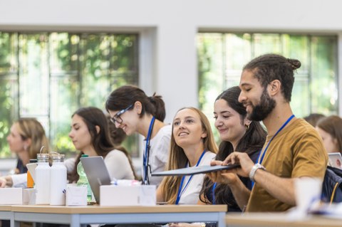 Zu sehen sind Teilnehmer bei der Summer School