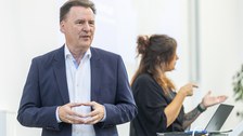 Zu sehen ist der Dekan bei seiner Begrüßung