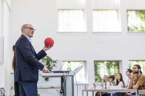 Zu sehen ist Prof. Wiener mit einem roten Ball in der Hand  