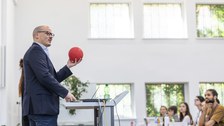 Zu sehen ist Prof. Wiener mit einem roten Ball in der Hand  