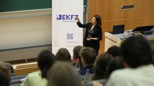 Zu sehen ist eine Dozentin, die einen Vortrag hält