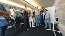 Zu sehen ist eine Gruppe internationaler Studierender