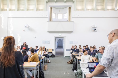 Zu sehen ist eine Summer School im Festsaal