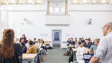 Zu sehen ist eine Summer School im Festsaal