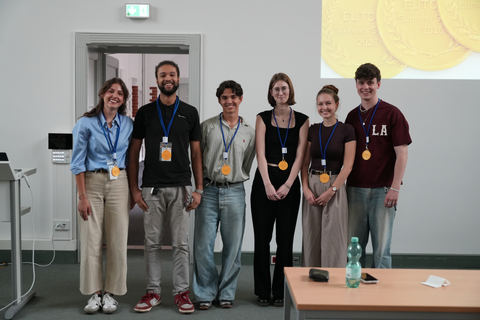 Zu sehen ist die Gewinnergruppe bei einem Research Pitch