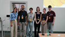 Zu sehen ist die Gewinnergruppe bei einem Research Pitch