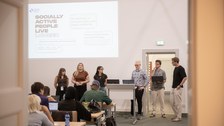 Zu sehen ist eine Gruppe Studierender bei einem Pitsch