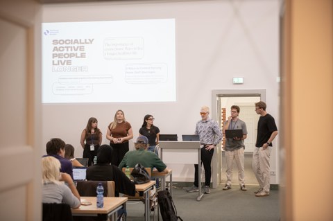 Zu sehen ist eine Gruppe Studierender bei einem Pitsch
