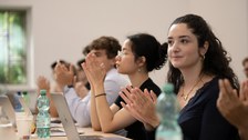 Zu sehen ist eine Gruppe Studierender die klatschen