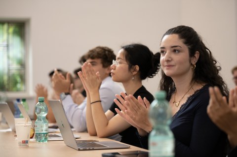 Zu sehen ist eine Gruppe Studierender die klatschen