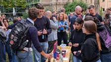 Zu sehen sind Menschen bei einem Grillfest