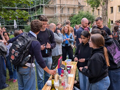 Zu sehen sind Menschen bei einem Grillfest