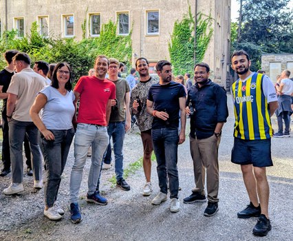 Zu sehen ist eine Gruppe junger Menschen bei einem Grillfest zu sehen