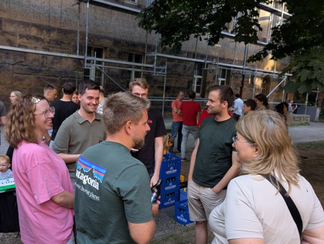 Zu sehen ist eine Gruppe junger Menschen bei einem Grillfest