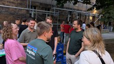 Zu sehen ist eine Gruppe junger Menschen bei einem Grillfest