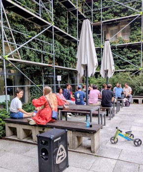 Zu sehen sind Menschen bei einem Grillfest